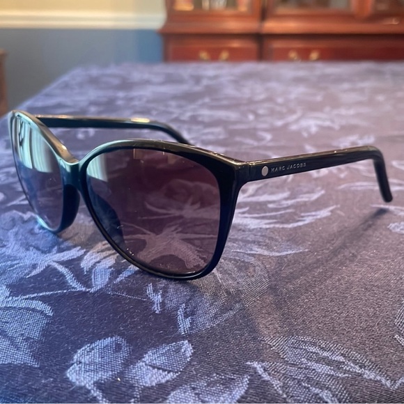 Marc Jacobs Accessories - 🕶️ Marc Jacob’s cat eye Tiffany silver black sunglasses 😎